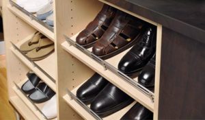 SLANTED SHOE SHELVES WITH FENCE