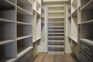 CUSTOM WALK IN CLOSET WELL ACCESSORIZED