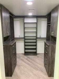 WALK IN CLOSET SYSTEM IN VINTAGE