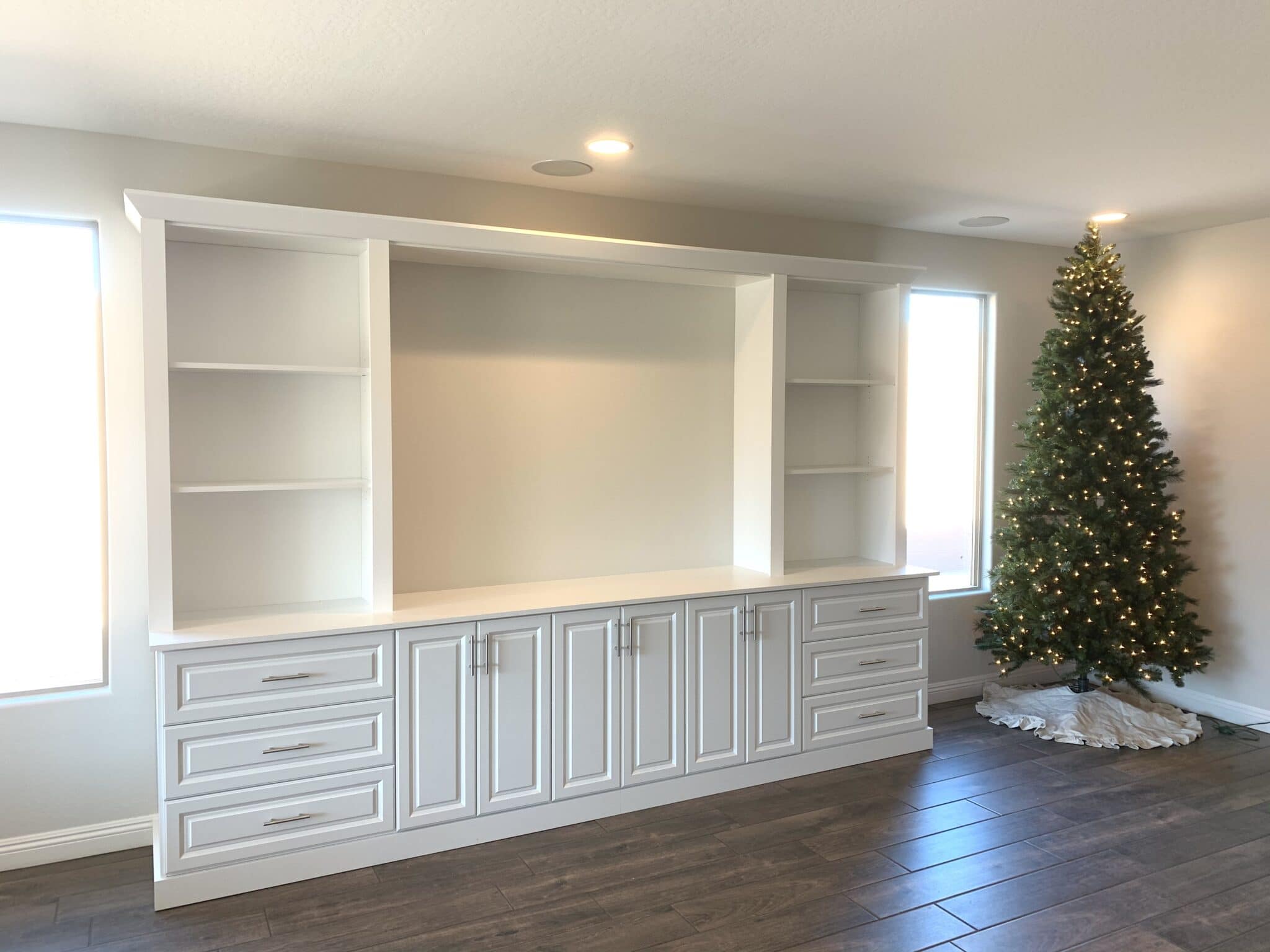 WHITE MEDIA CENTER Closets